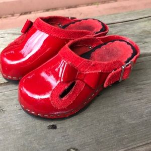 EUC Hanna Andersson shiny red clogs- 25 3T/4T